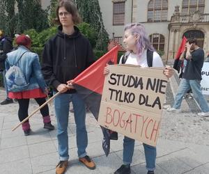 Protest studentów przed rektoratem UAM