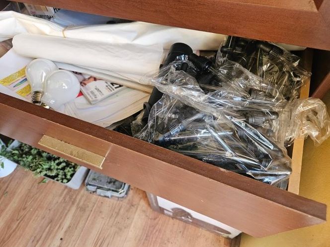 Szarlatan z Pruszkowa żerował na chorych. "Leczył" na wszystko, a leki robił w słoiku!