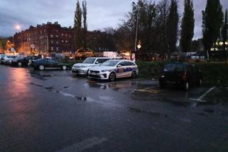 Strażnicy miejscy szukają kierowcy „zabetonowanego” auta 