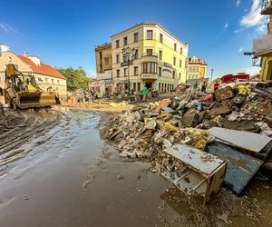  Powódź w Kłodzku. Ołtarze pływały w kilku metrowej wodzie. Ta powódź była najgorsza