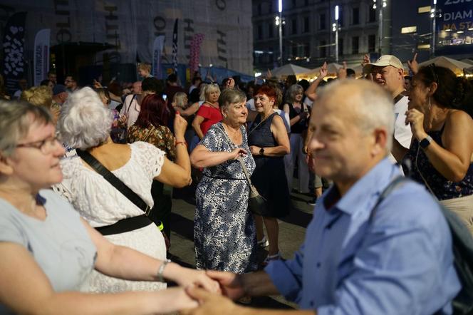 Potańcówka przed Teatrem Śląskim w Katowicach