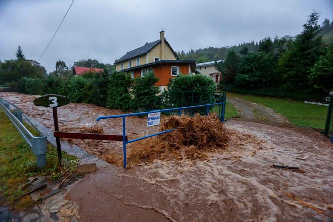 Rzeka Biała Lądecka wystąpiła z koryta. Woda zalewa Lądek Zdrój