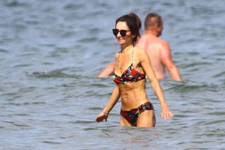 Marta Kaczyńska grzeje ciało na plaży, a chłodzi w Bałtyku. Bratanica prezesa PiS jak grecka bogini Afrodyta! 