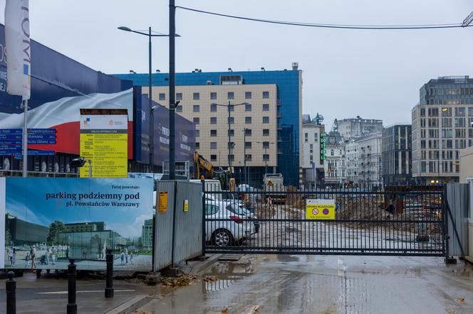 Budowa parkingu podziemnego pod placem Powstańców Warszawy w listopadzie 2023 r.