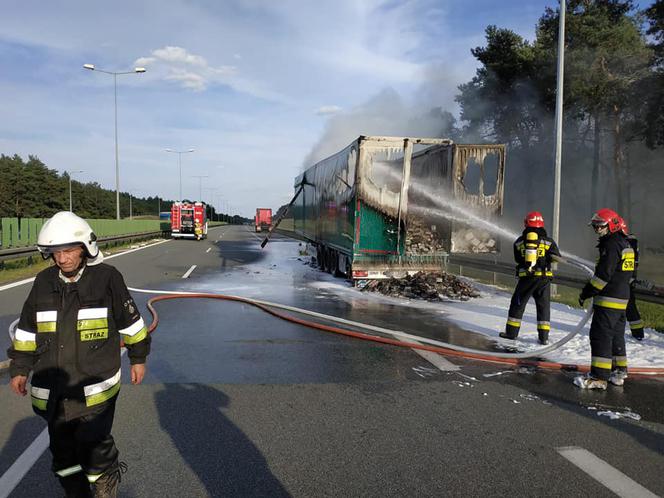 Naczepa tira poszła z dymem! Utrudnienia na A2 koło Konina [ZDJĘCIA]