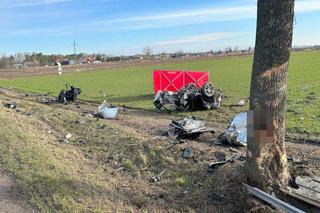 Tragiczny wypadek na DK 17. BMW roztrzaskało się na drzewie. 33-letni kierowca zginął na miejscu