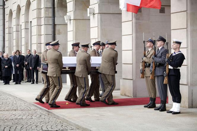 Trumna z ciałem Lecha Kaczyńskiego 