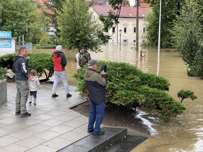 Krytyczna sytuacja w Kłodzku. "Okropnie leje, ulice i domy zalane przez wodę"