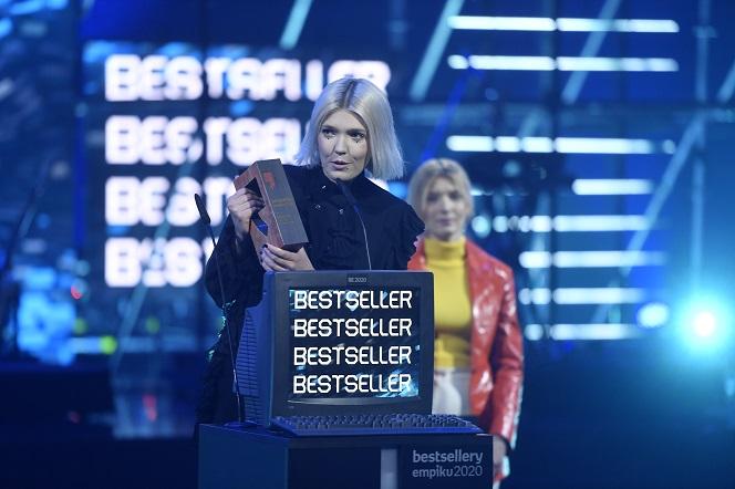Daria Zawiałow odbiera statuetkę w imieniu Quebonafide - Bestsellery Empiku 2020