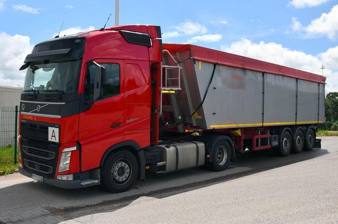 Podlaskie. Śmierdzący ładunek jechał z Niemiec. Nielegalny transport odpadów zatrzymała KAS