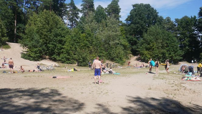 To jedno z największych jezior w Olsztynie. Kusi turystów piaszczystymi plażami