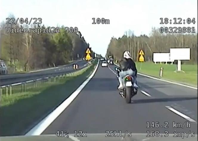 32-latek musi zapłacić gigantyczny mandat. Uciekał motocyklem przed policyjnym patrolem przez trzy miasta