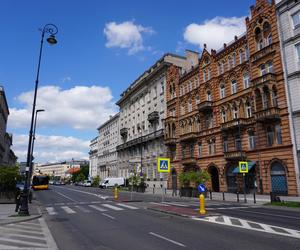 Aleje Ujazdowskie 43. Właz obok wysepki na środku jezdni 