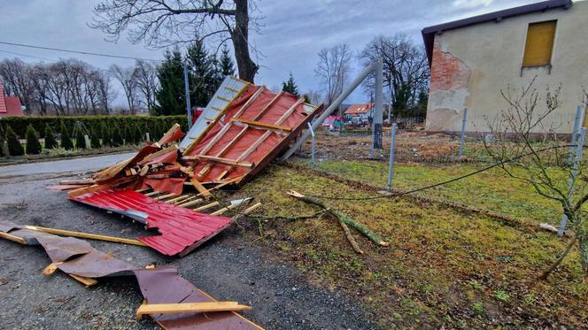 Silny wiatr nad Dolnym Śląskiem. Zerwany dach, powalone drzewa i zablokowana droga