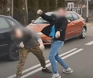 Do sieci trafiło szokujące nagranie. Brutalna bójka kierowców. Przez kilka minut kopali się na oczach świadków