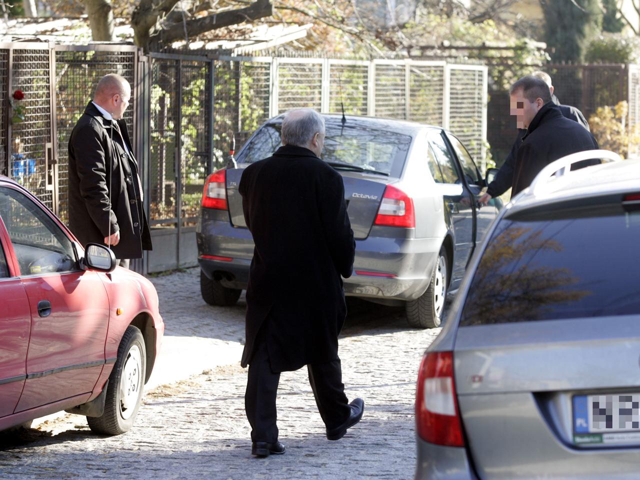 Jarosław Kaczyński w kościele i na cmentarzu