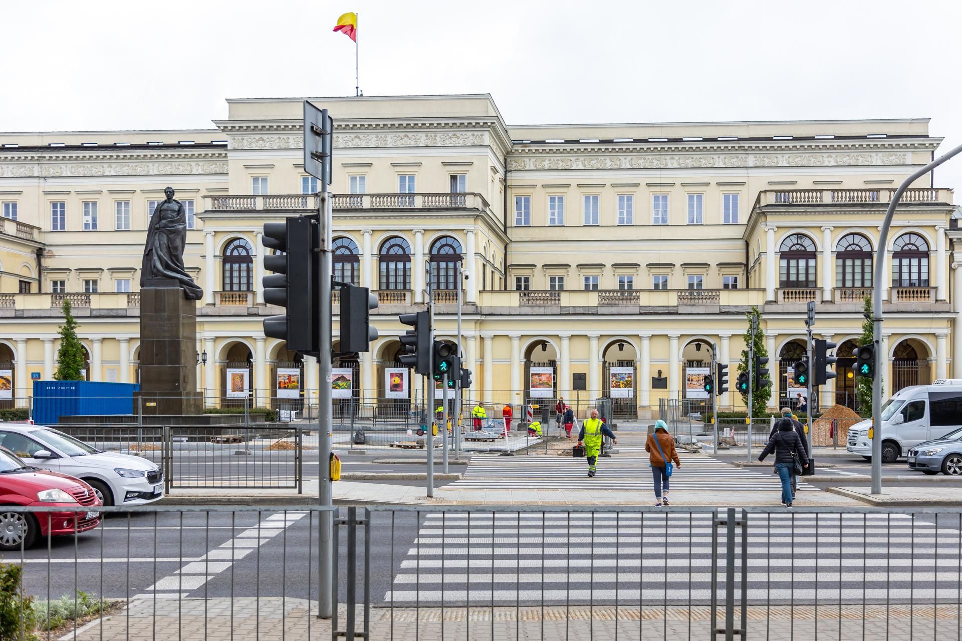 Sadzenie zieleni na placu Bankowym w maju 2025 r.
