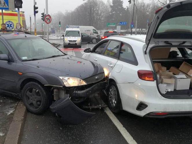 Kierowca zemdlał za kierownicą na ruchliwym skrzyżowaniu
