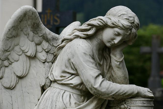 Zapłakana 5-latka na cmentarzu w Rudniku nad Sanem