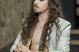Michał Szpak z gołą klatą