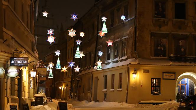 Lublin wieczorową porą. W mieście świąteczne ozdoby i hałdy śniegu. Zobacz zdjęcia!
