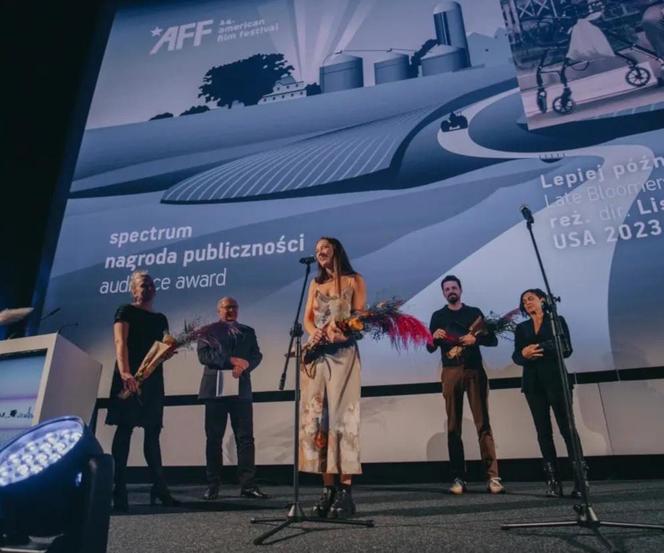 Ekipa z filmu "Late Bloomers" podczas wręczania nagrody publiczności