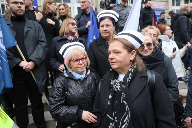   Razem przeciw przemocy. Medycy protestują w Warszawie