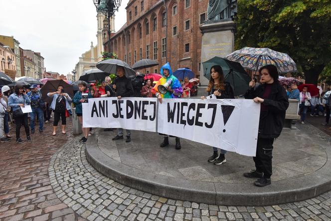 Tłum zwolenników aborcji protestował w centrum miasta. Manifestacja ruszyła pod kurię biskupią i siedzibę PiS