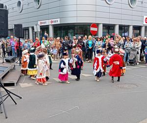 Podczas Jarmarku św. Stanisława nie zabrakło pokazów tańców ludowych 