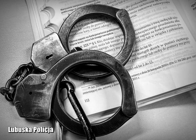 Poszukiwani mężczyźni próbowali przekupić policjantów. Konsekwencje mogą być poważne