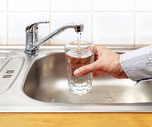 Analiza wody z kranu – co musisz sprawdzić, zanim się jej napijesz?
