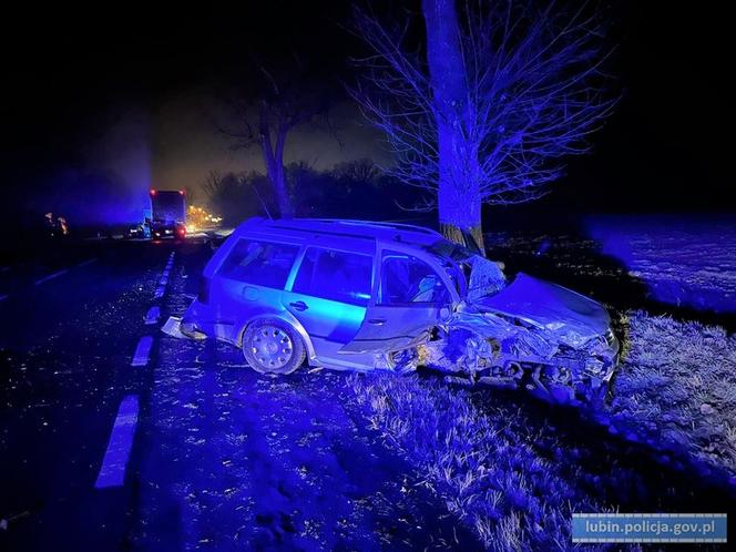 Zderzył się czołowo z osobówką na prostej drodze. Auto do kasacji [ZDJĘCIA]