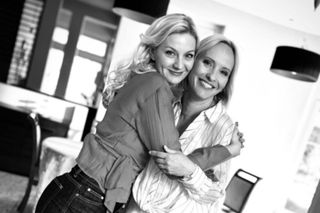 M jak miłość. Zdjęcie z planu. Jagoda (Katarzyna Kołeczek), Dorota (Iwona Rejzner) 