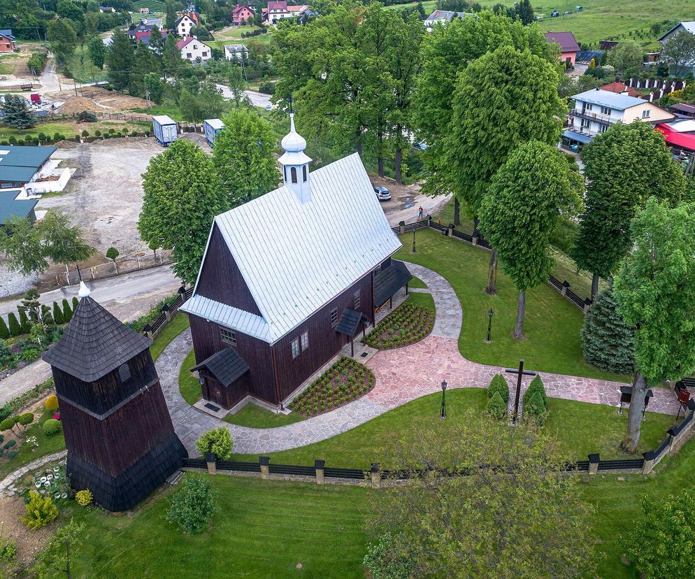 To dawna wieś duchowna w Małopolsce. Kiedyś była własnością klasztoru