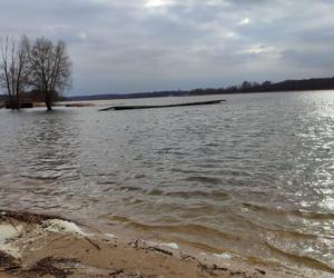 Plaża w Nowym Dębcu zalana