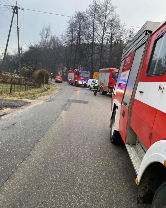 Wypadek busa z przedszkolakami. Jedno dziecko wypadło przez okno 