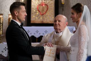 M jak miłość, odcinek 1634: Paweł (Rafał Mroczek), Franka (Dominika Kachlik), ksiądz (Maciej Damięcki)