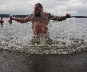 Było gorąco! Lubelskie morsy dały pierwszego w tym roku nura