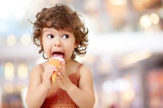 Dlaczego lody są lepsze od słodyczy? Pediatrzy podali zaskakującą odpowiedź