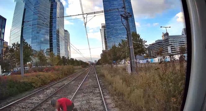 Wstrząsające nagranie z tramwaju. Rowerzysta przejechał na czerwonym świetle przez pasy