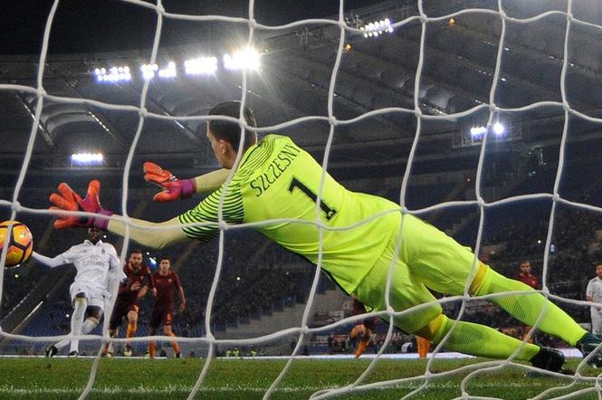 Wojciech Szczęsny broni rzut karny w meczu AS Roma - AC Milan