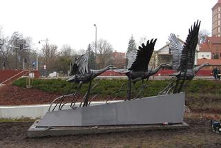 Nowa rzeźba w Olsztynie. Warmińskie żurawie wylądowały przy Parku Centralnym