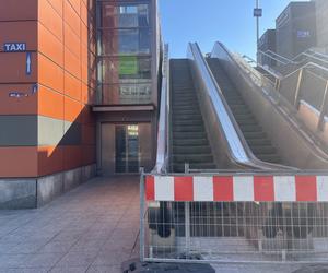 Unieruchomione schody na krakowskim dworcu. Czy w końcu zaczną działać?