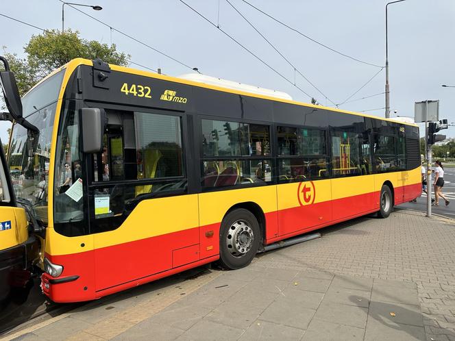 Czołowe zderzenie autobusu miejskiego z tramwajem. Kierowca zasłabł za kierownicą