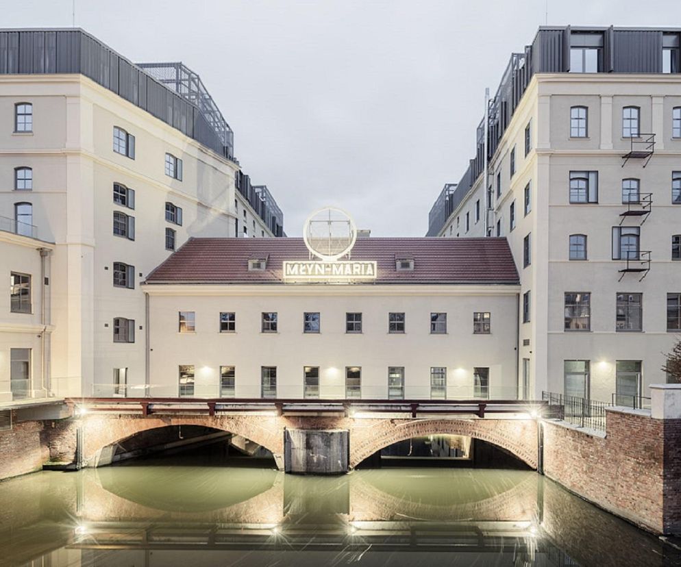 Budynek Młyn Maria we Wrocławiu, zrewitalizowany przez Maćków Pracownia Projektowa, prezentuje zabytkowe mury i nowoczesną nadbudowę z perforowanej blachy falistej, odbijające się w wodach kanału. Więcej o tej realizacji w Architektura Murator Plus.