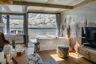 Luksusowe domki na wodzie podbiły serca turystów! Wypocznij wśród szumu fal, blisko natury