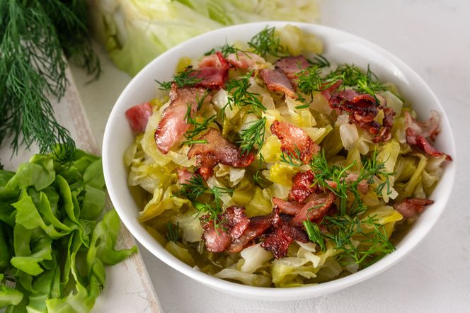 Młoda kapusta z boczkiem – szybkie, aromatyczne i nieziemsko pyszne danie!