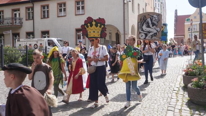 Dni Bajki 2024. W centrum Olsztyna zrobiło się bajkowo. Dzieci przejęły władzę nad miastem [ZDJĘCIA]