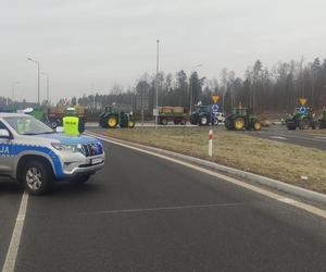 Protest rolników w warmińsko-mazurskim. Setki ciągników zablokowały drogi regionu [ZDJĘCIA]