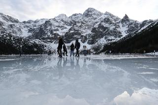Morskie Oko niczym miejska ślizgawka. Nieodpowiedzialność turystów zwala z nóg